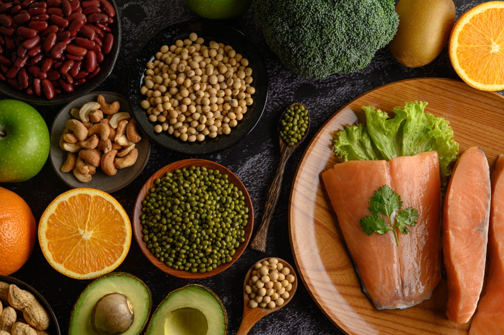 Quais os Alimentos ricos em proteínas 2 legumes fruit salmon pieces wooden plate
