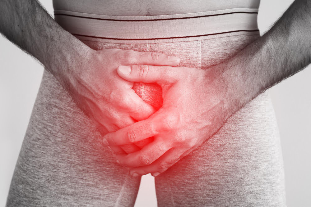 Os benefícios do gel para ereção masculino para melhores ereções 3 young man man wearing briefs suffering from penile pain