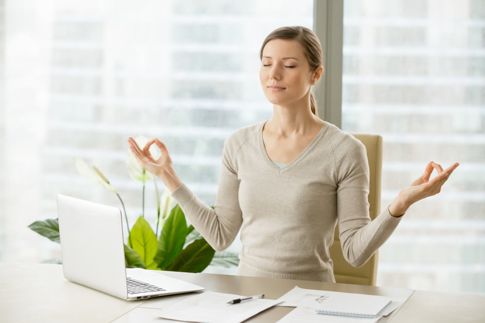 O Efeito da Falta De Hábitos Saudáveis Na Nossa Saúde e Bem-Estar 3 calm businesswoman relaxing with breath gymnastics