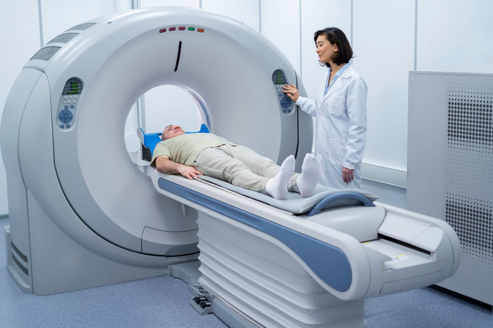 Exame de Imagem: Quais os mais comuns? 3 doctor getting patient ready ct scan