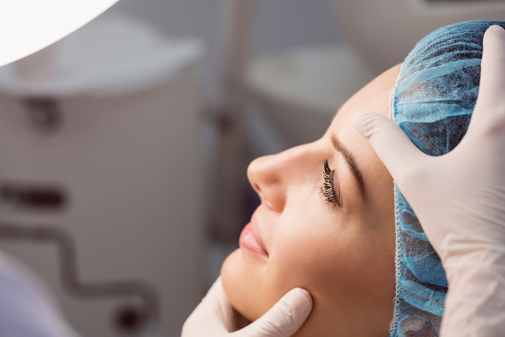 Quanto tempo dura a dor da rinoplastia? 1 doctor examining womans face cosmetic treatment 1