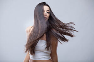 Leia mais sobre o artigo Como ter Cabelo Liso Naturalmente: Dicas e Cuidados