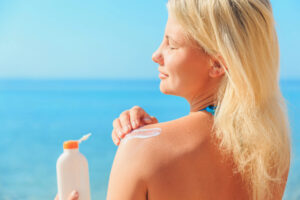 Pele oleosa no sol faz mal? Quais cuidados? 11 pele oleosa protetor solar