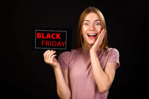 Black Friday 2025: como planejar suas compras 2 front view enthusiastic woman holding black friday card